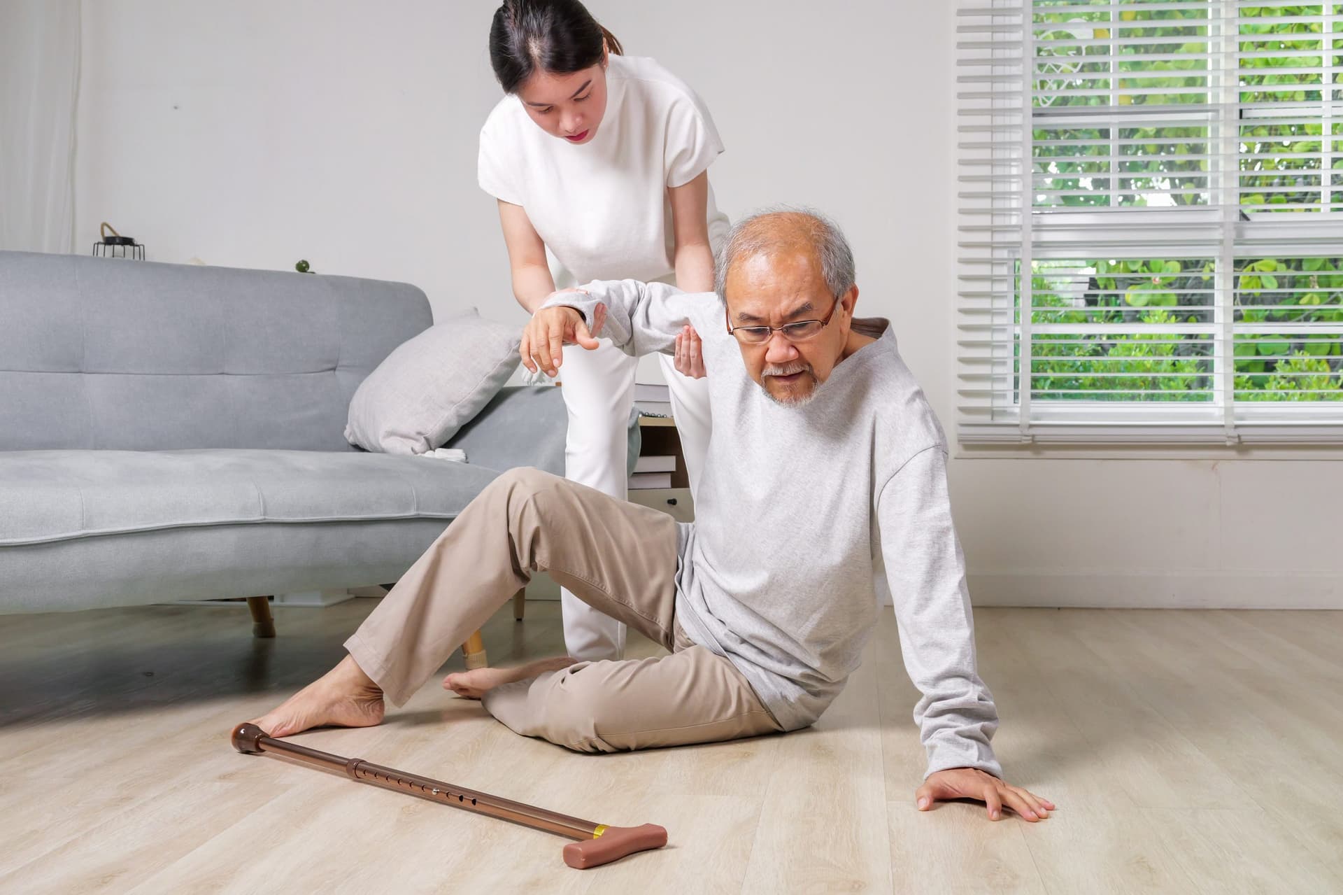 擔心長輩跌倒?別只買鈣片!營養師告訴你骨骼健康真正的關鍵