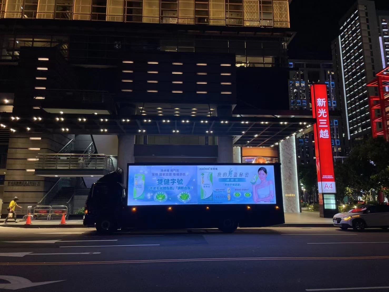 再創品牌新高峰!婕樂纖專屬行動影音車,巡迴台北各大精華商圈