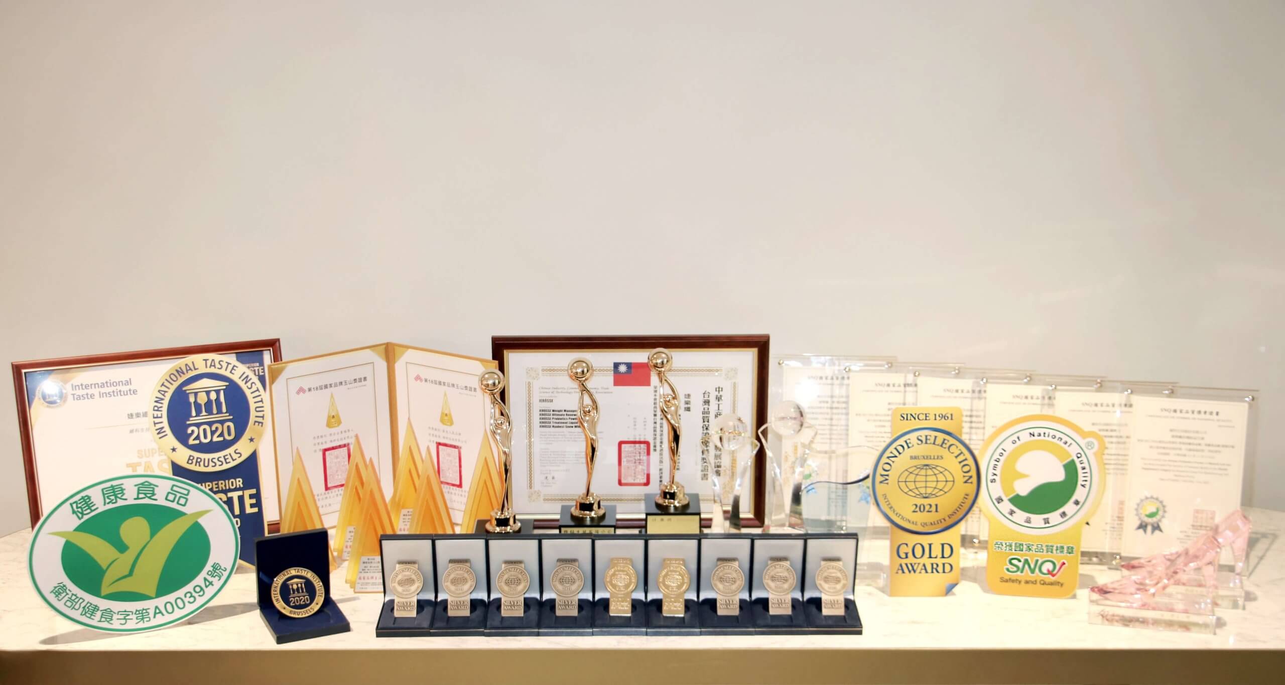 婕樂纖勇奪國內外超過五十六項大獎