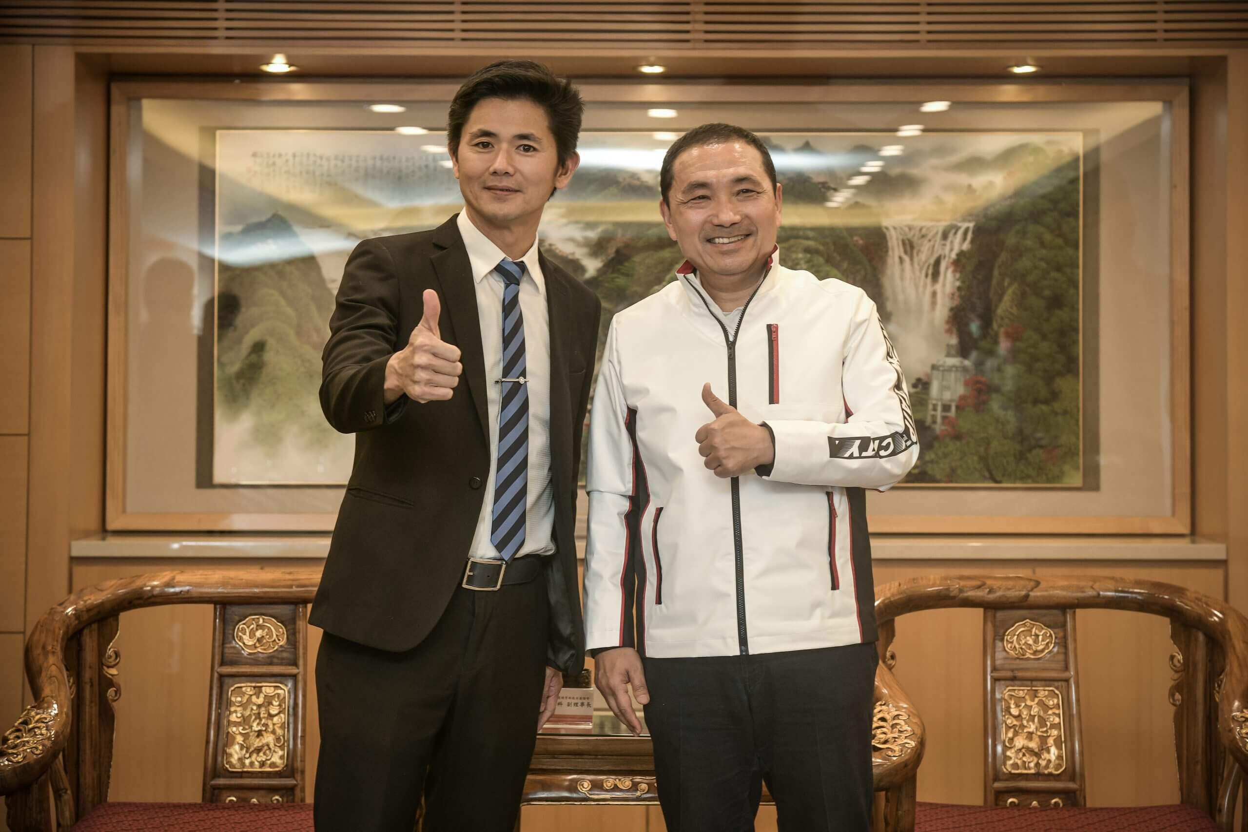 ▲行動加盟生技業者企業代表維科生技有限公司 呂世博董事長，與侯友宜市長合影。