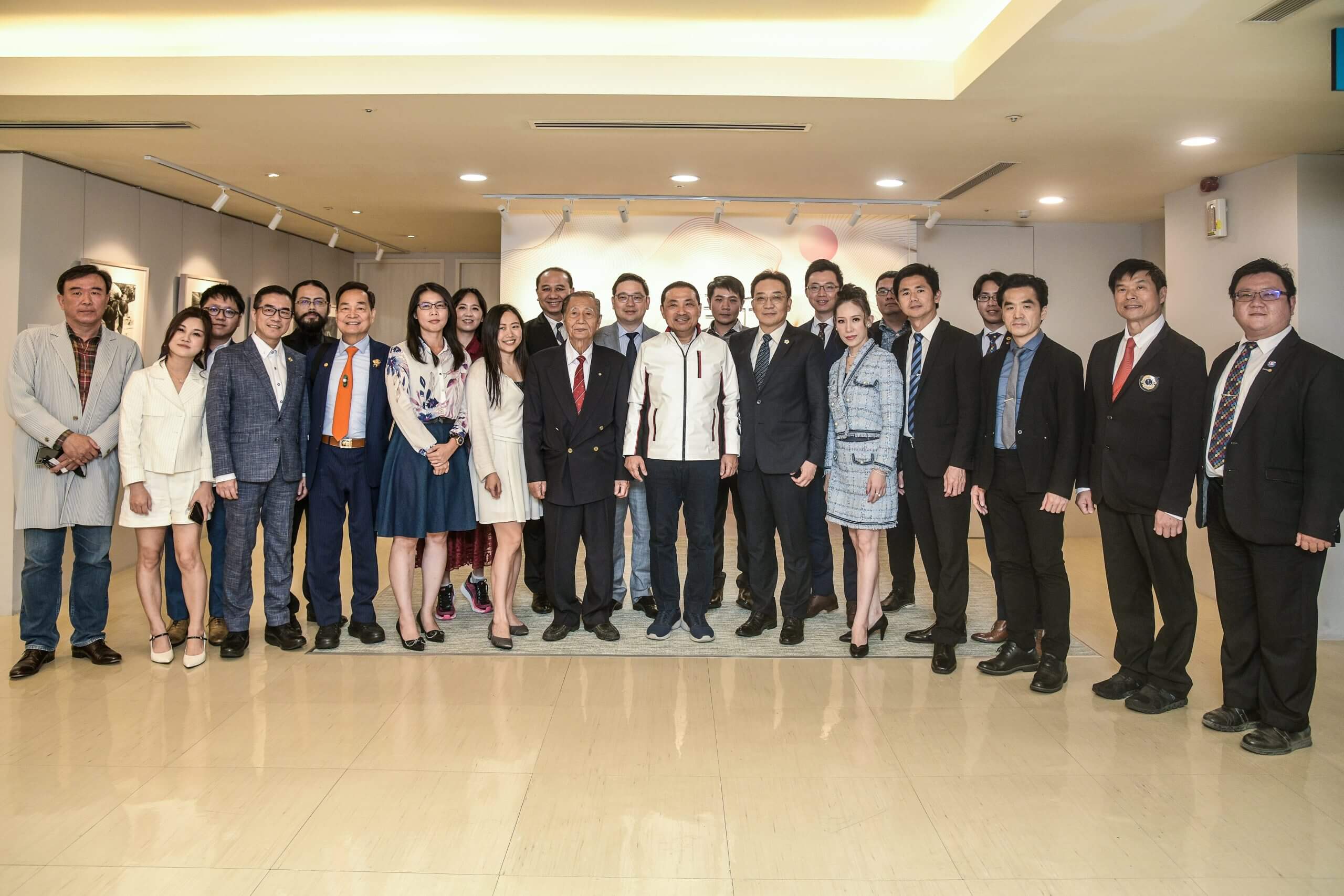 ▲華人公益金傳獎得獎企業拜訪新北市政府，受邀企業主與侯友宜市長合影。