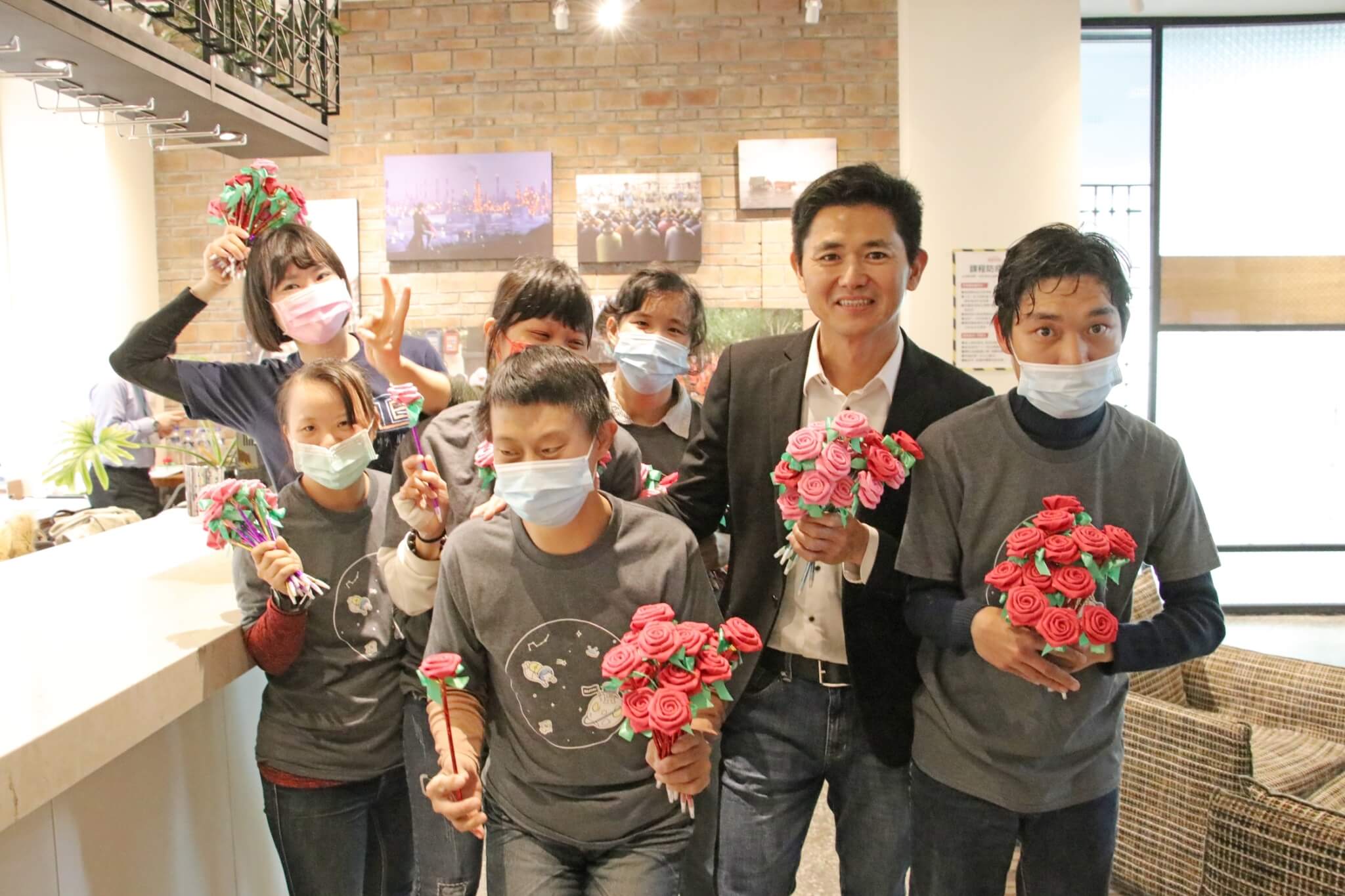 婕樂纖創辦人呂世博和憨兒親密互動