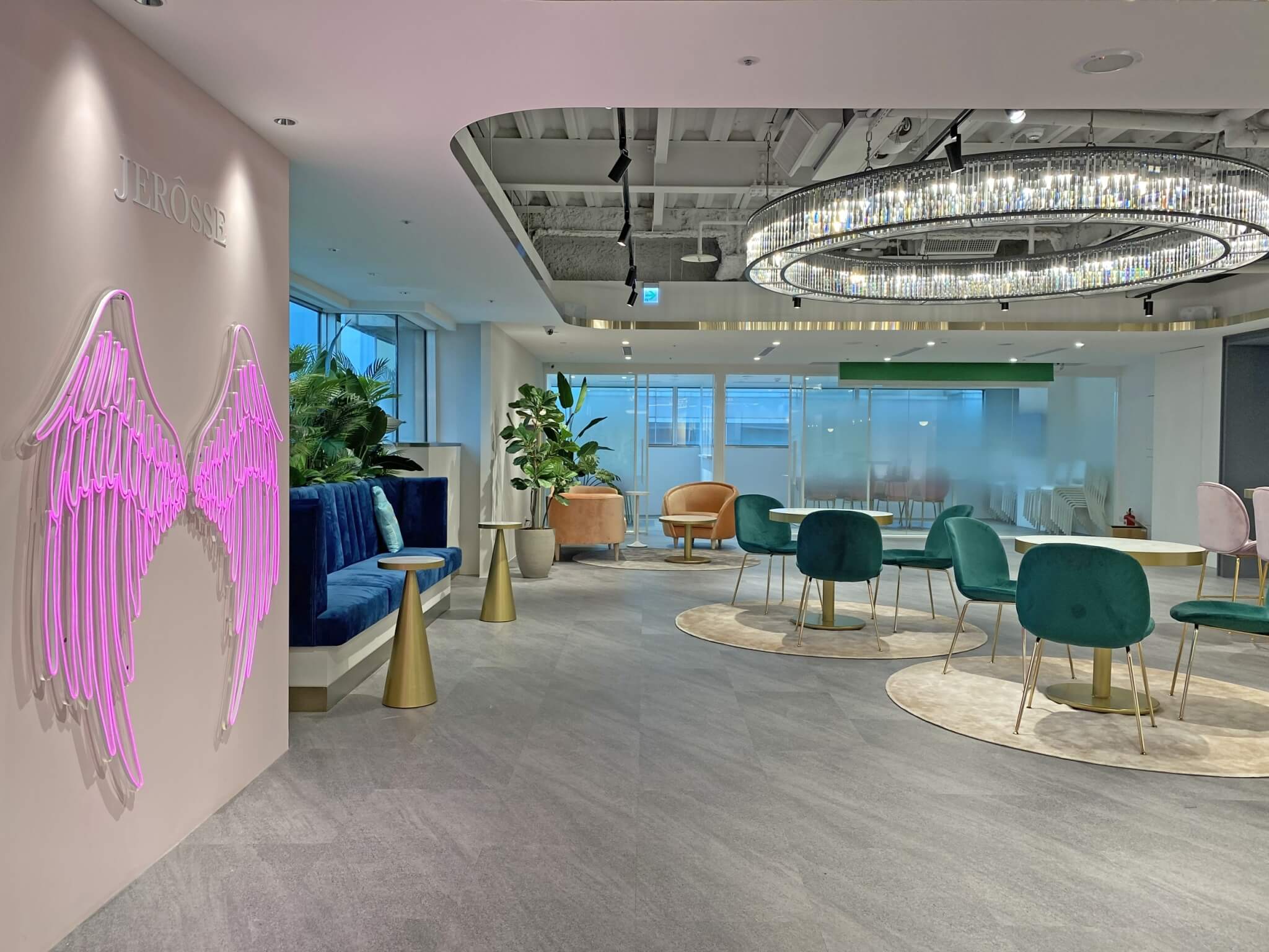 婕樂纖培訓總部空間寬敞羽毛網美打卡牆你就是焦點