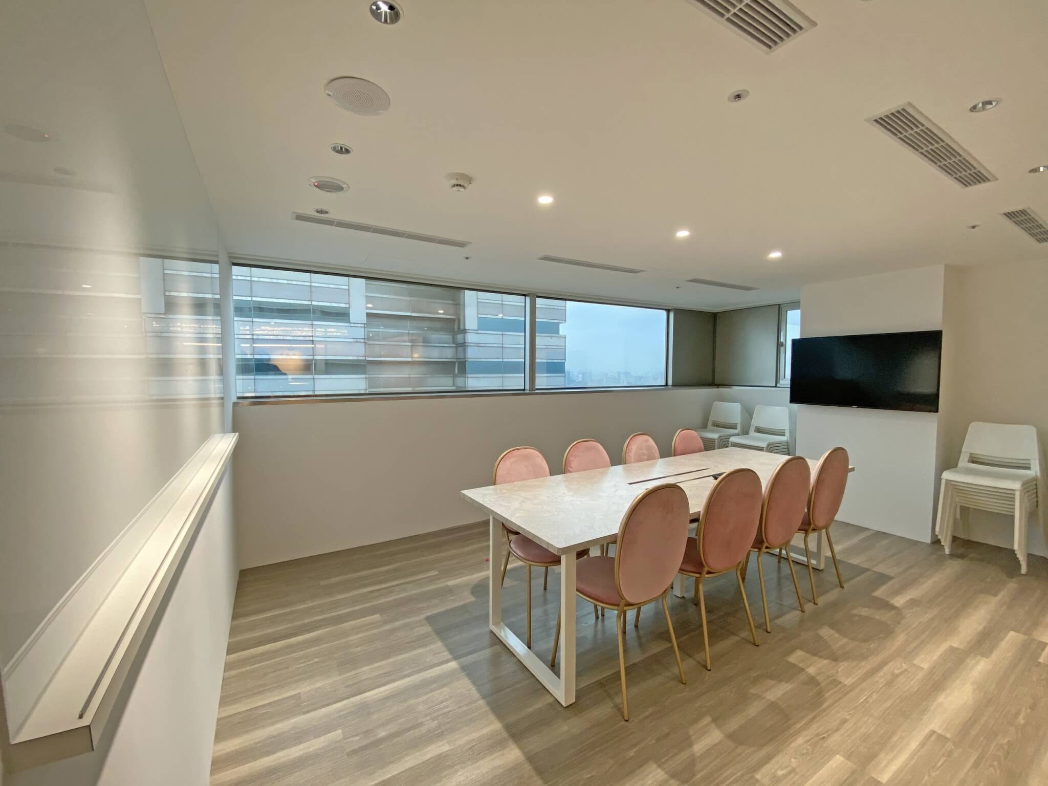 婕樂纖培訓總部會議室給你最佳的談話私密空間